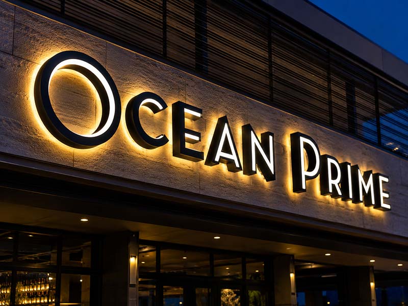 Dual-lit channel letters for commercial façades and night branding