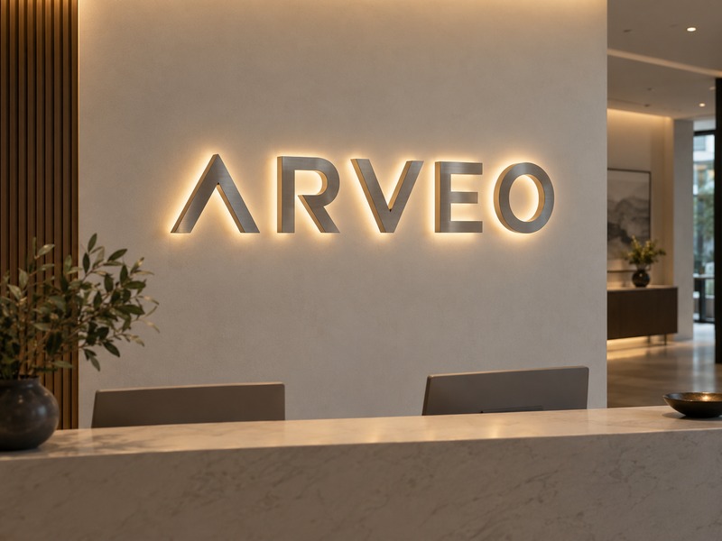 Reverse-lit reception letters using a balanced standoff distance for a controlled halo effect
