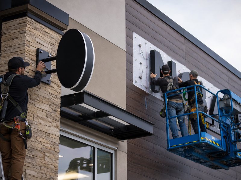 Installation comparison of blade sign brackets and wall-mounted channel letters