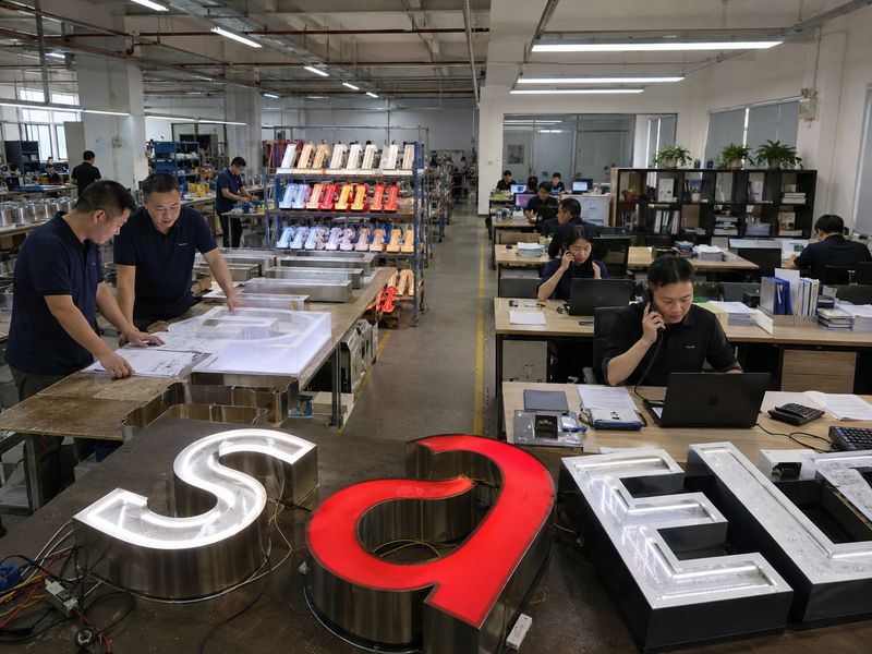 Comparison between direct LED sign manufacturing and trading company supplier coordination